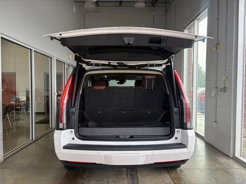 Used 2020 Cadillac Escalade Luxury AWD/4WD image 15