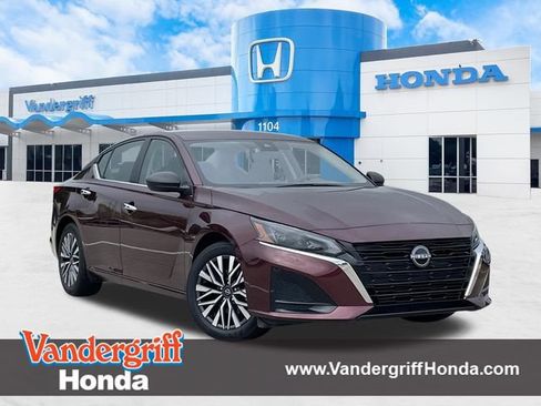 Used 2025 Nissan Altima 2.5 SV FWD image 1