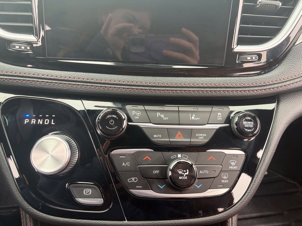 Used 2024 Chrysler Pacifica Pinnacle FWD image 33
