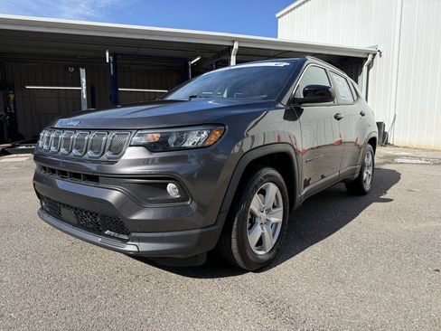 Used 2022 Jeep Compass Latitude image 2
