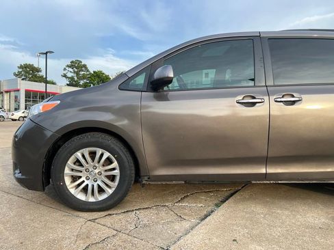 Used 2017 Toyota Sienna XLE image 28