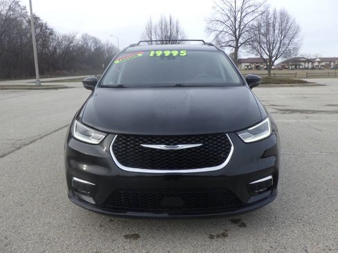 Used 2022 Chrysler Pacifica Touring-L FWD image 4
