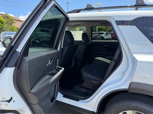 New 2026 Nissan Pathfinder SL FWD image 9