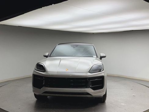 Used 2025 Porsche Cayenne S AWD/4WD image 7