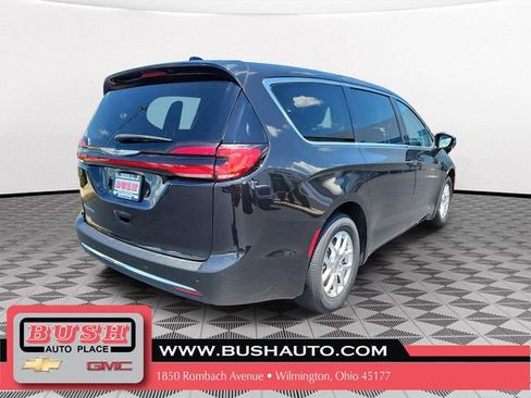 Used 2023 Chrysler Pacifica Touring-L FWD image 4