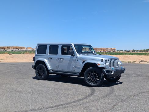 Used 2023 Jeep Wrangler Unlimited Sahara AWD/4WD image 33