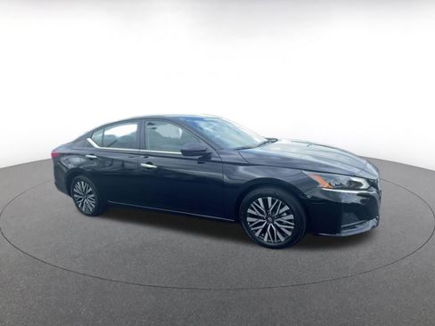 Used 2025 Nissan Altima 2.5 SV image 2