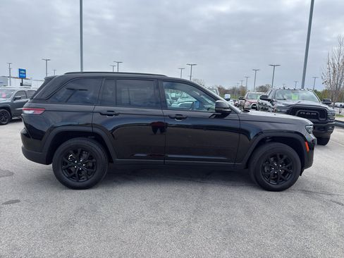 Used 2025 Jeep Grand Cherokee Altitude AWD/4WD image 4