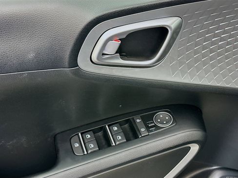 Used 2025 Kia Soul LX w/ LX Technology Package FWD image 15