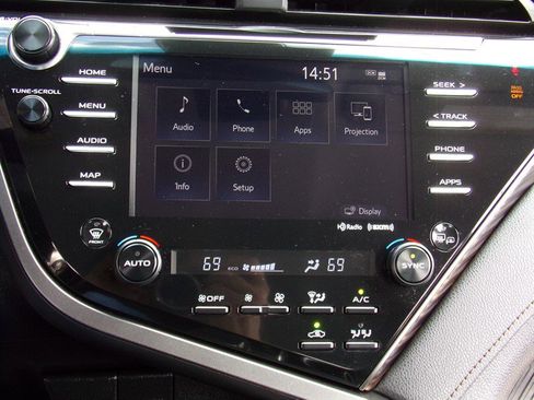 Used 2020 Toyota Camry XLE image 34