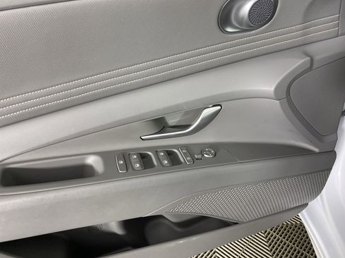 Used 2025 Hyundai Elantra SEL image 16