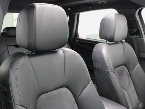 Used 2017 Porsche Macan S image 48