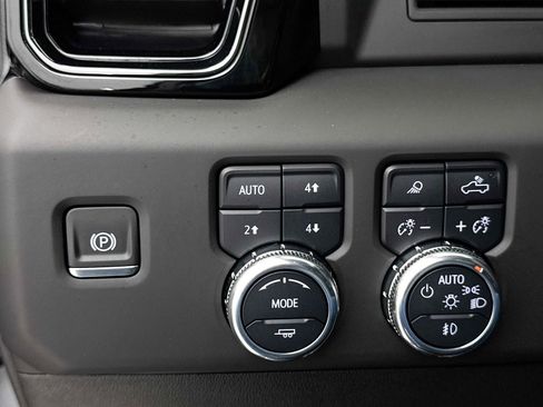 Used 2025 GMC Sierra 2500 AT4 AWD/4WD image 11