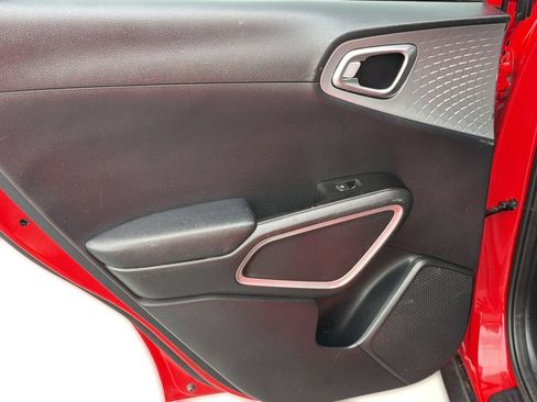 Used 2025 Kia Soul LX w/ LX Technology Package FWD image 32