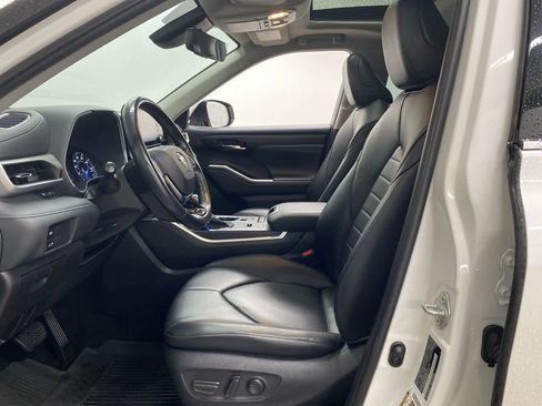 Used 2021 Toyota Highlander XLE image 13