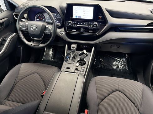 Used 2024 Toyota Highlander LE FWD image 12
