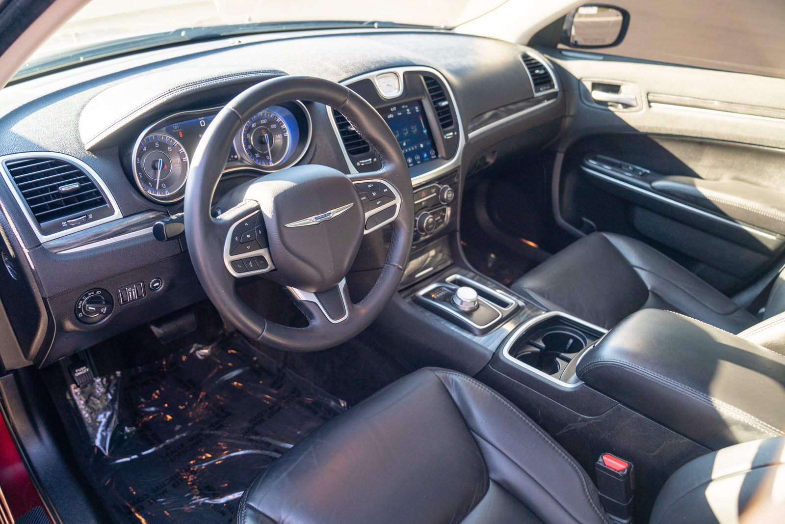 Used 2018 Chrysler 300 Touring L RWD image 4