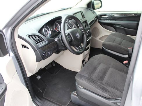 Used 2020 Dodge Grand Caravan SE w/ UConnect Hands-Free Group image 6