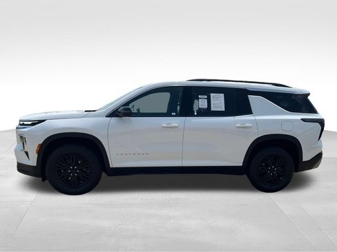 Used 2025 Chevrolet Traverse LT AWD/4WD image 2