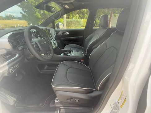 New 2026 Chrysler Pacifica Limited image 10