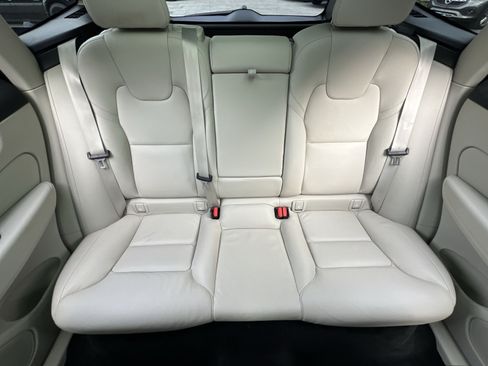 Used 2022 Volvo XC60 B5 Momentum AWD/4WD image 15