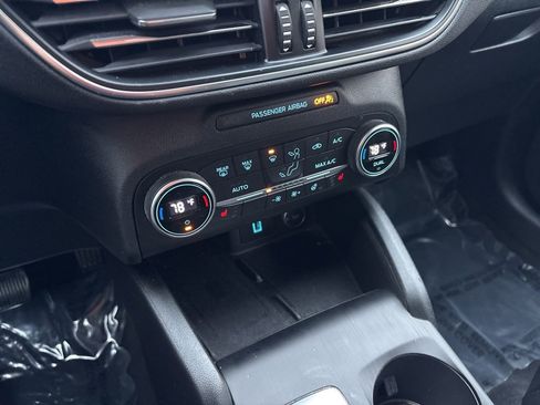 Used 2020 Ford Escape Titanium image 19