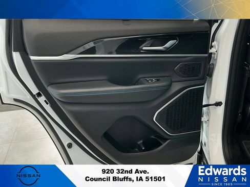Used 2022 Jeep Grand Cherokee Trailhawk w/ Advanced Protech Group II AWD/4WD image 12