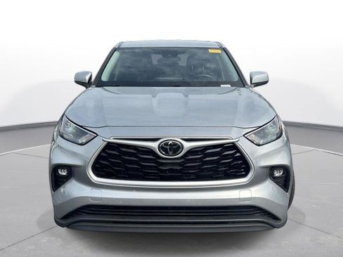 Used 2023 Toyota Highlander LE FWD image 3