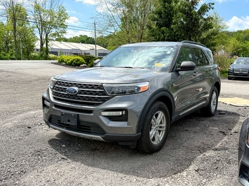 Used 2022 Ford Explorer XLT w/ Equipment Group 202A AWD/4WD image 3