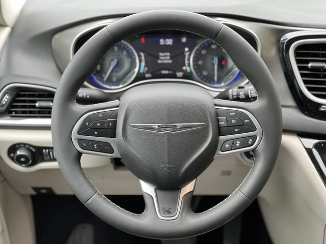 Used 2023 Chrysler Pacifica Touring-L FWD image 32