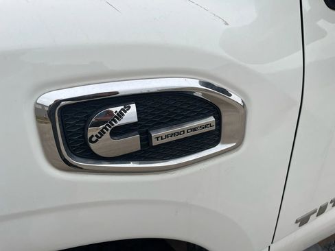 Used 2017 Nissan Titan SV image 9