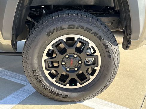 Used 2025 Toyota Tacoma TRD Off-Road image 31