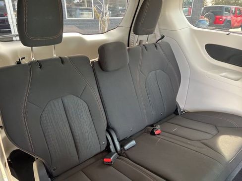 Certified 2019 Chrysler Pacifica Touring-L image 12