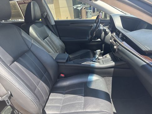 Used 2017 Lexus ES 300h w/ Luxury Package FWD image 33