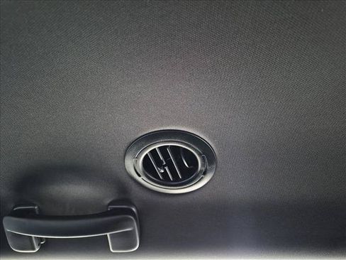 Used 2019 Dodge Grand Caravan SXT w/ Driver Convenience Group FWD image 16