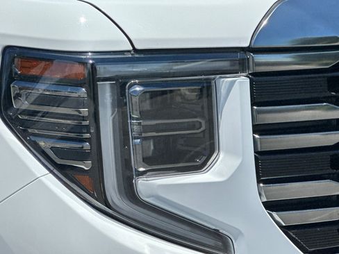 Used 2023 GMC Sierra 1500 AT4 w/ Technology Package AWD/4WD image 12