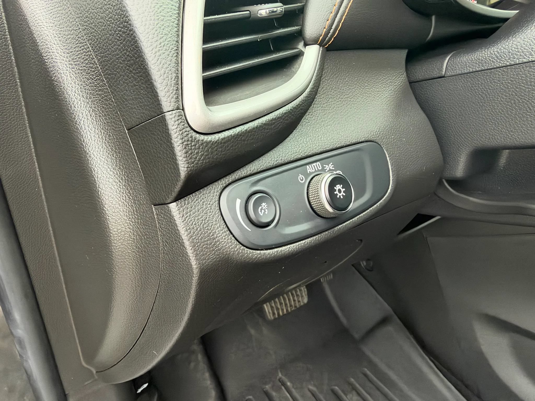Used 2017 Chevrolet Trax LT w/ LT Convenience Package FWD image 10