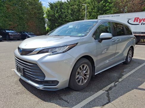 Used 2021 Toyota Sienna LE AWD/4WD image 3