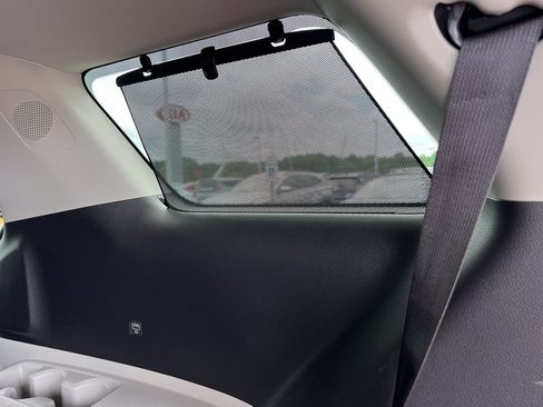 Used 2024 Kia Carnival EX FWD image 7