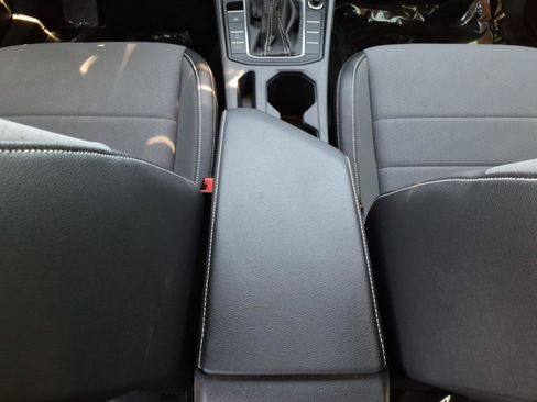 Certified 2025 Volkswagen Jetta SE FWD image 24