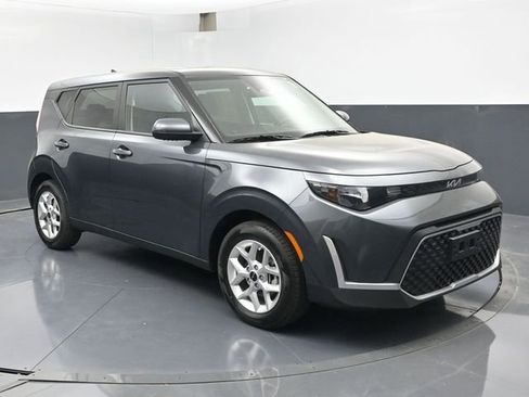 Used 2025 Kia Soul LX w/ LX Technology Package FWD image 2
