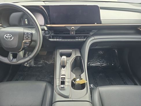 Used 2023 Toyota Crown Limited image 12