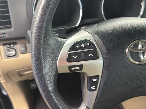 Used 2012 Toyota Highlander FWD w/ Tech Pkg image 21