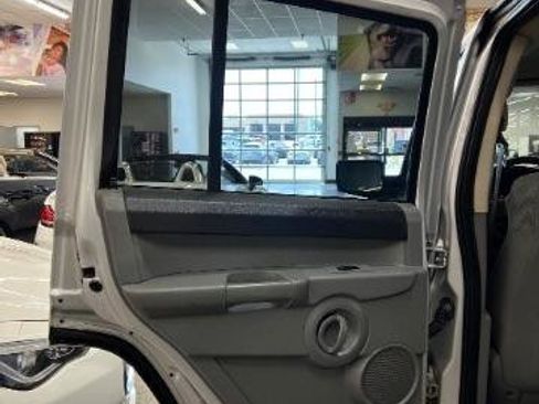 Used 2006 Jeep Commander 4WD image 17