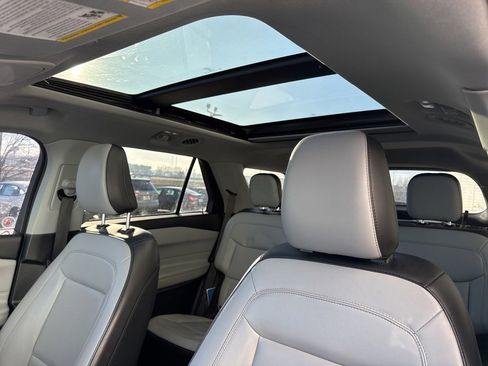 Used 2021 Ford Explorer XLT w/ XLT Sport Appearance Package image 11