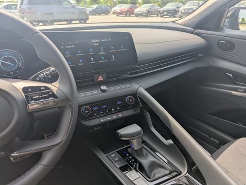 Certified 2025 Hyundai Elantra SEL image 17