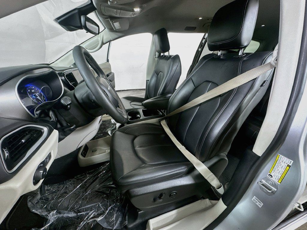 Used 2024 Chrysler Pacifica Touring-L FWD image 17