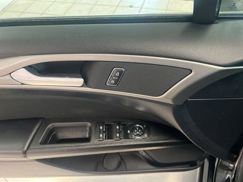 Used 2020 Ford Fusion SE FWD image 19