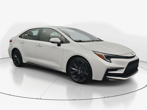 Used 2023 Toyota Corolla SE image 2