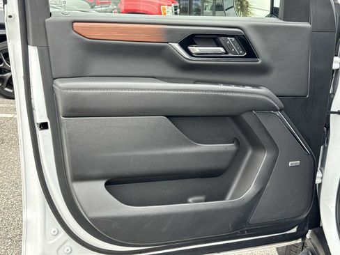 Used 2025 GMC Yukon Denali image 18